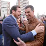 El alcalde de Valladolid, Óscar Puente, saluda amistosamente a Pedro Sánchez