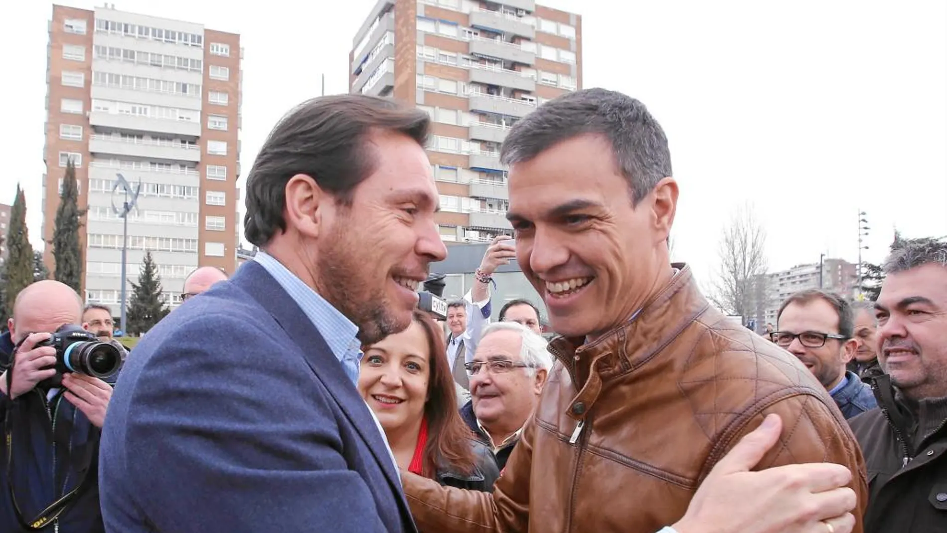 El alcalde de Valladolid, Óscar Puente, saluda amistosamente a Pedro Sánchez