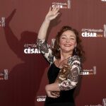 La actriz Catherine Frot, posa con el César a la mejor Actriz