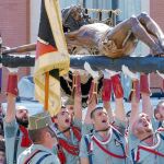 Caballeros legionarios del Tercio Duque de Alba, II de la Legión, trasladan al Cristo de la Buena Muerte desde su capilla al trono en el que esta noche desfilará por las calles de Málaga.
