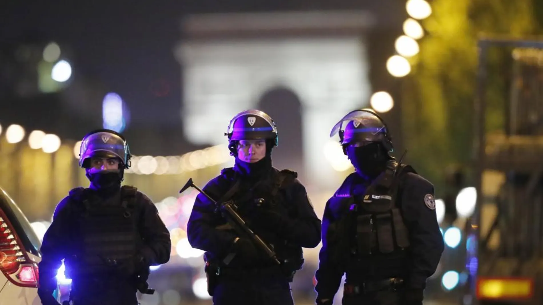 Oficiales de la Policía francesa custodian la zona del tiroteo.