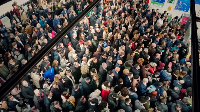 El usuario de las red social Twitter ha publicado imágenes de los andenes de la línea 8 aglomerados @avistu