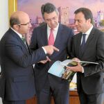 El presidente de la Diputación de León, Juan Martínez Majo, junto con miembros de la Cámara Municipal de Bragança