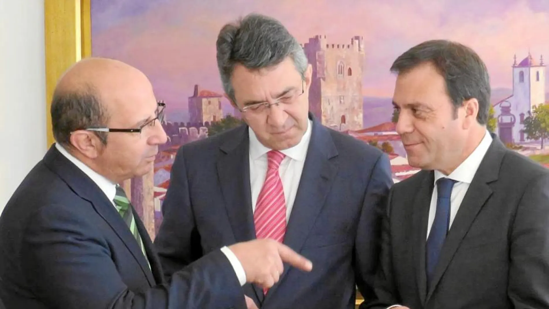 El presidente de la Diputación de León, Juan Martínez Majo, junto con miembros de la Cámara Municipal de Bragança