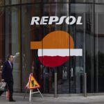 Repsol aprovecha los tipos bajos para aligerar su deuda
