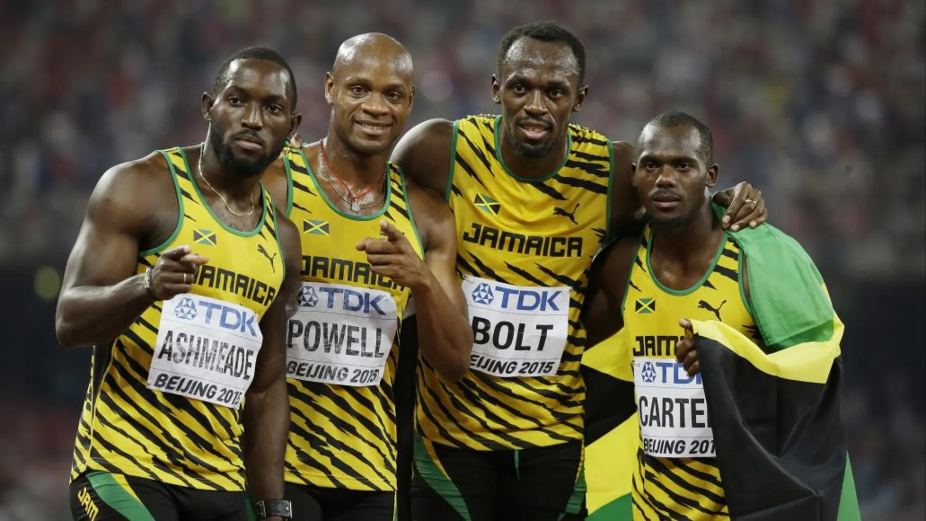 Nickel Ashmeade, Asafa Powell, Usain Bolt y Nesta Carter celebran su victoria en 4x100.
