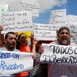 Manifestantes venezolanos exigen la celebración del referéndum en Caracas
