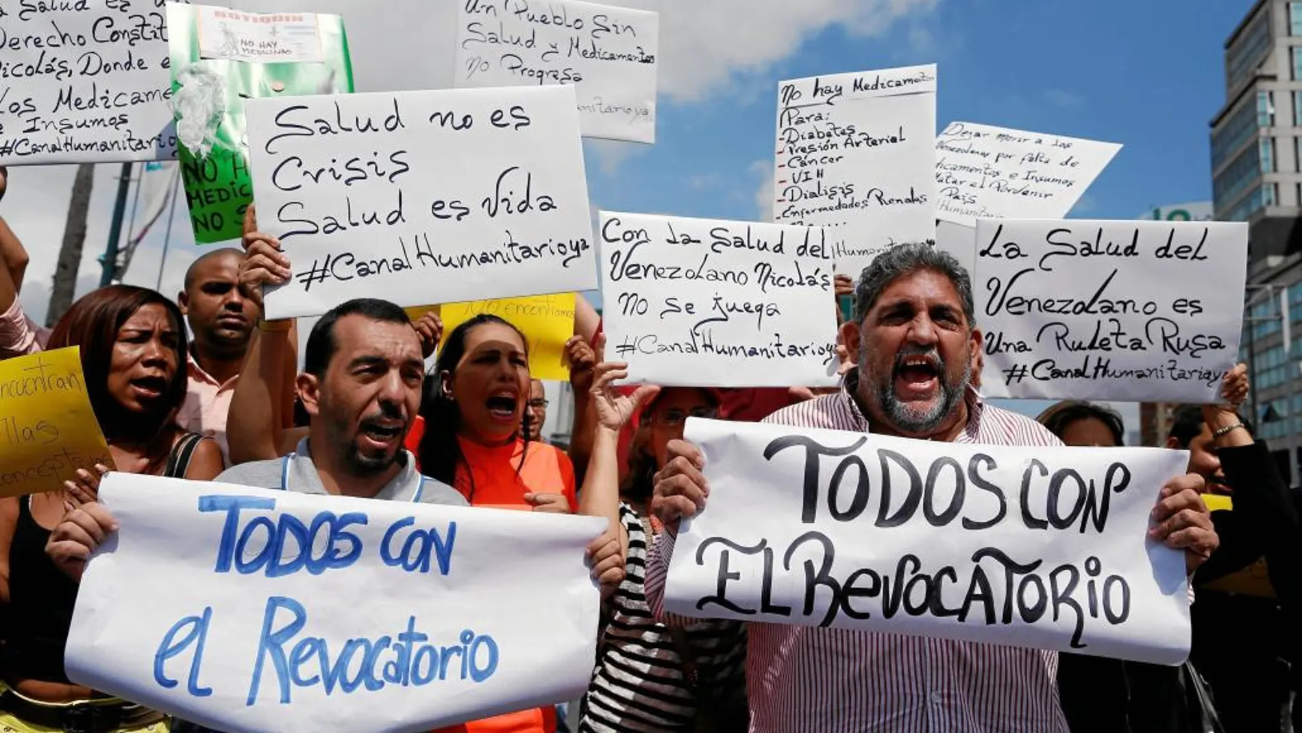 Manifestantes venezolanos exigen la celebración del referéndum en Caracas