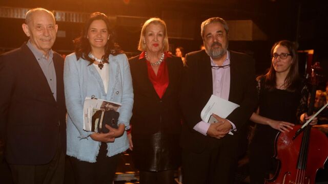 Antonio Piedra, Rocío López, Alicia Viladomat, Carlos Aganzo Y Eva Helena García, en el recital-poético celebrado en el Teatro Zorrilla de Valladolid