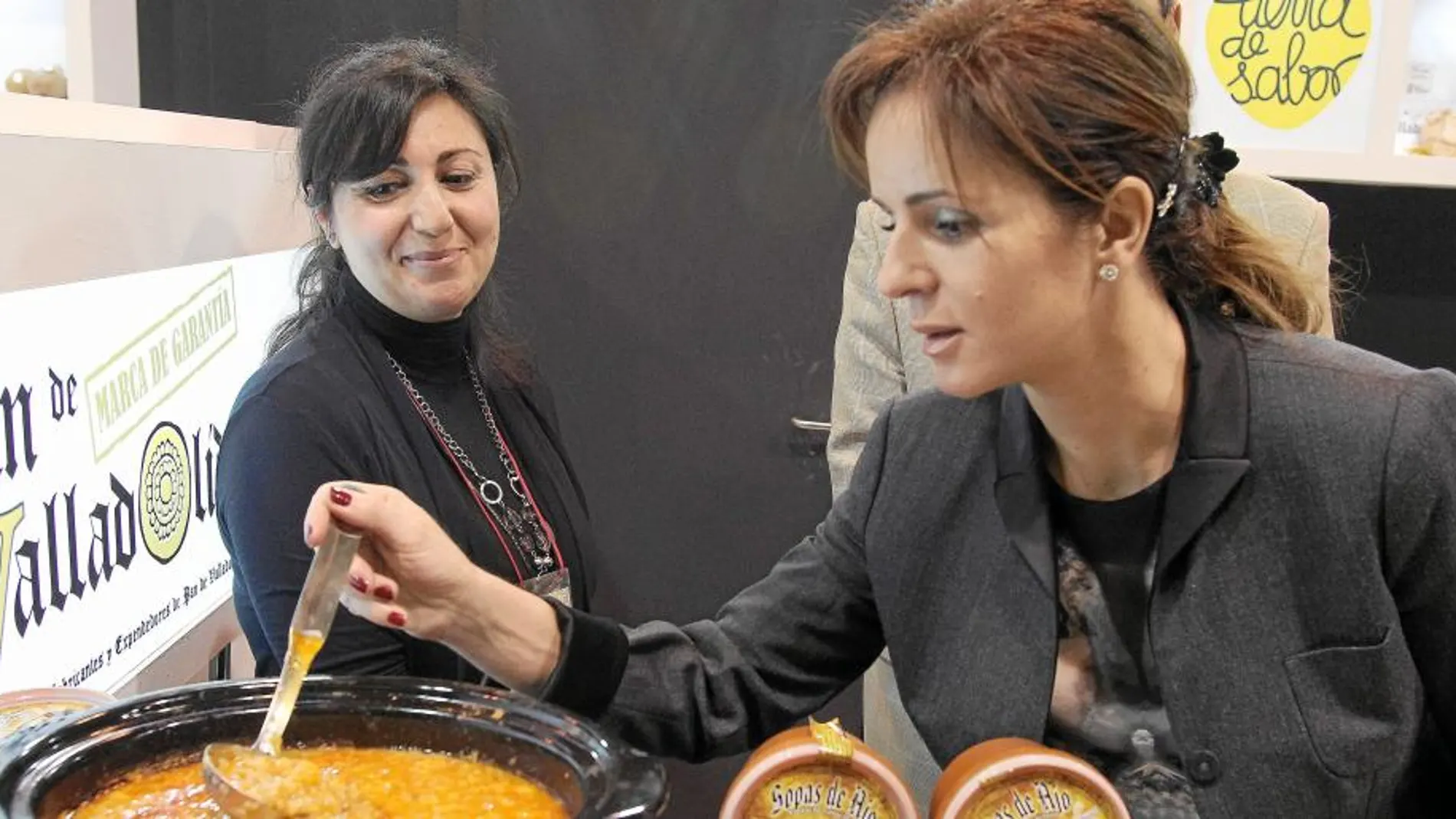 La consejera de Agricultura y Ganadería, Silvia Clemente, prueba uno de los productos de «Tierra de Sabor», que participan en el II Plan de Promoción y Comercialización.