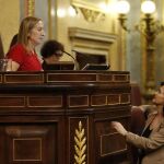 La vicepresidenta del Gobierno, Carmen Calvo, conversa hoy con la presidenta del Congreso. © J. FDEZ. - LARGO