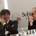 Carles Puigdemont con el periodista Quico Sallés en el coloquio-almuerzo titulado "Momentos decisivos", organizado por la entidad Sobirania i Justícia