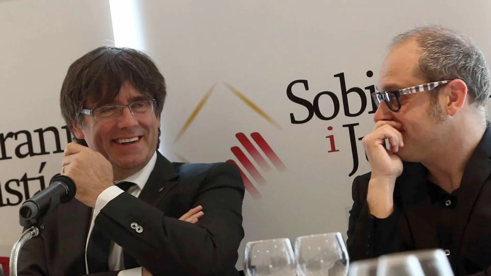 Carles Puigdemont con el periodista Quico Sallés en el coloquio-almuerzo titulado "Momentos decisivos", organizado por la entidad Sobirania i Justícia