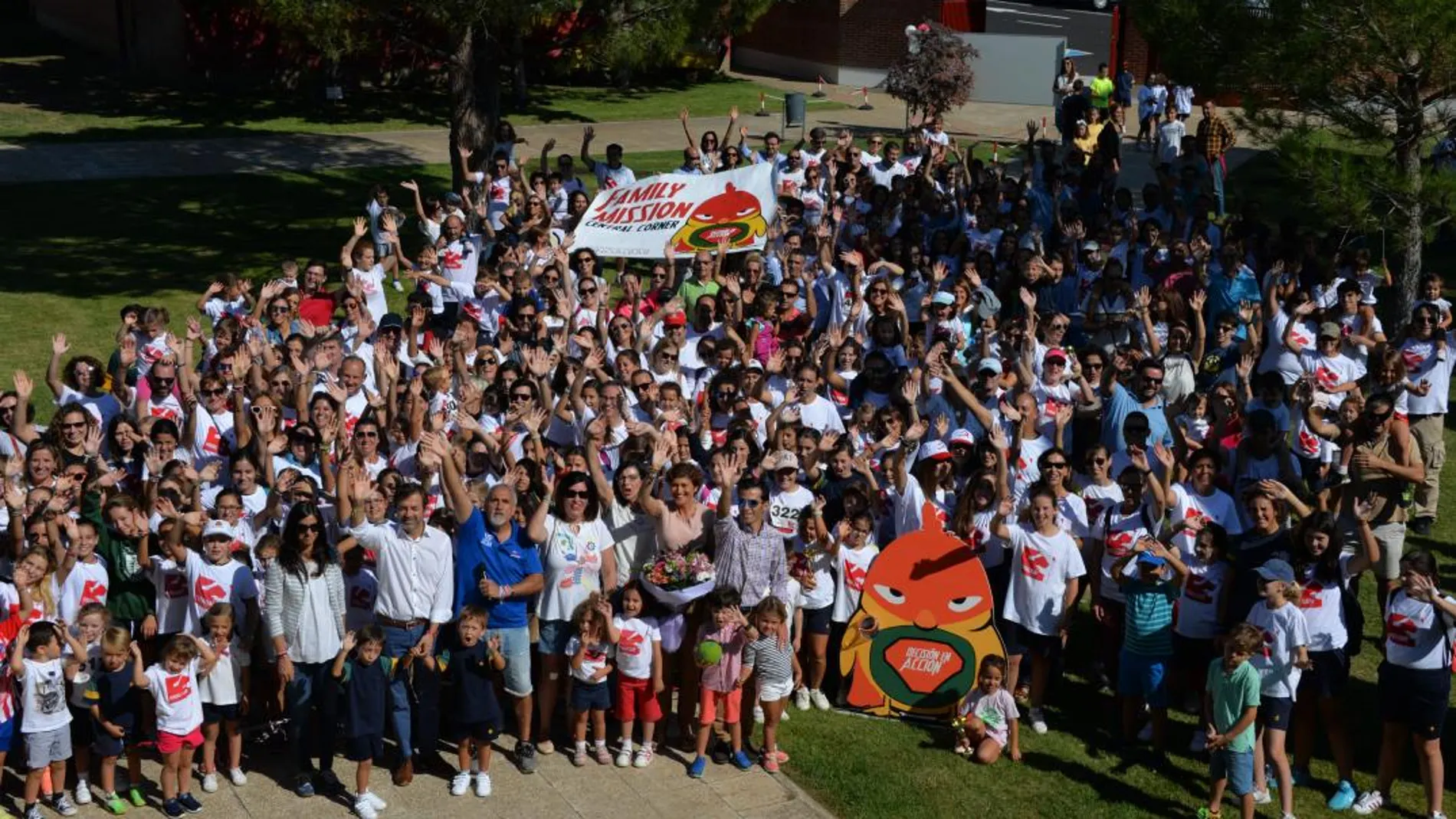 Mayte Martínez y los participantes en la jornada solidaria