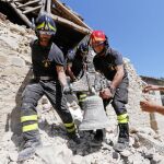 Bomberos italianos recuperan la campana de una iglesia en un pueblo afectado por el terremoto