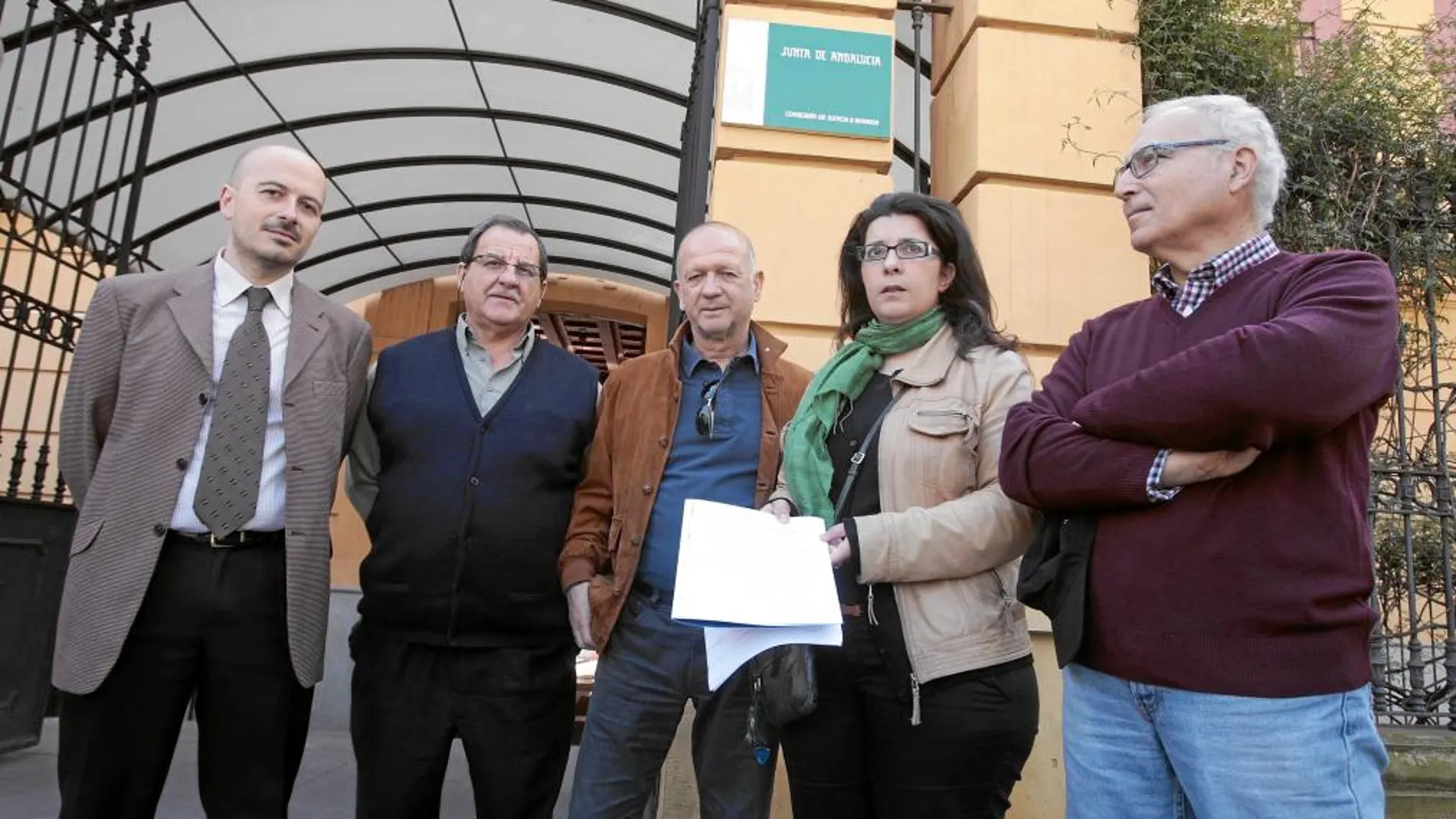 Los prejubilados afectados frente a la Consejería de Justicia, donde exigieron el pago de las pólizas