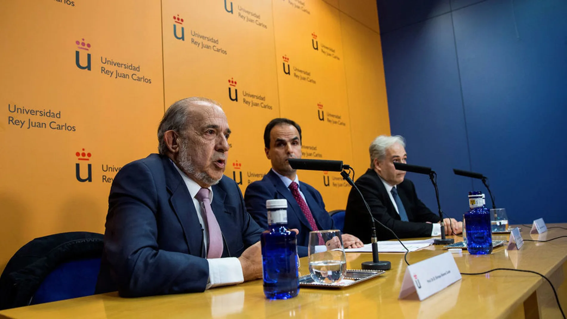 Álvarez Conde, junto al rector, Javier Ramos. Foto. Efe