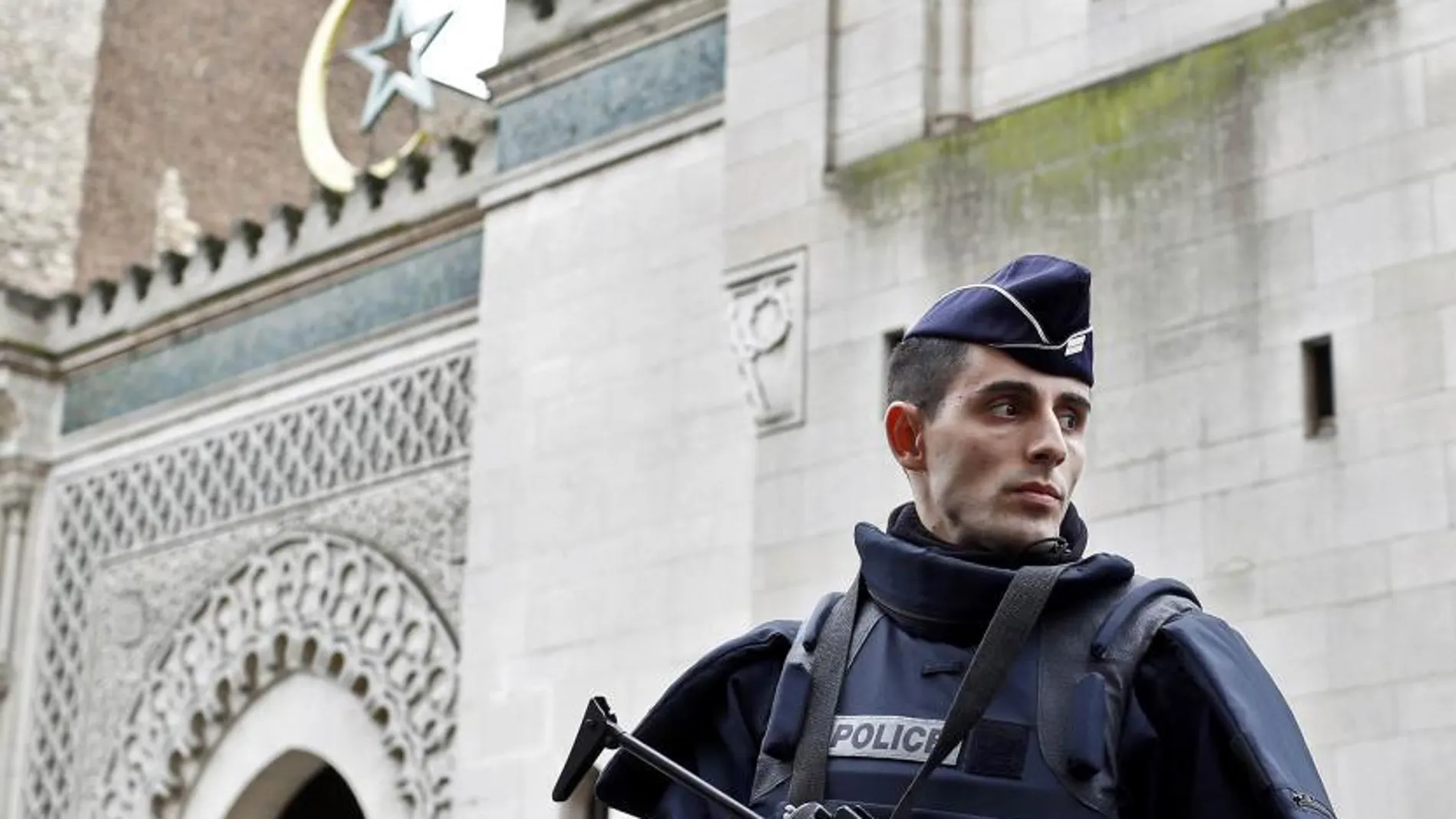 La Policía en una mezquita de París, en una imagen de archivo