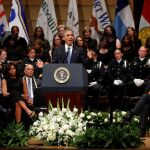 Barack Obama habla durante el acto en memoria de los cinco policías asesinados.