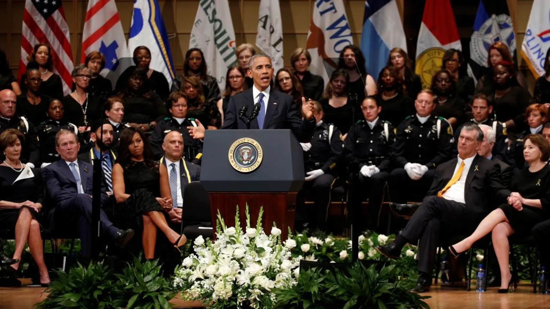 Barack Obama habla durante el acto en memoria de los cinco policías asesinados.