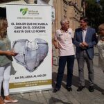 El consejero de Salud, Manuel Villegas (centro), visitó ayer junto con la presidenta del Teléfono de la Esperanza, María Guerrero (dcha.), el estand informativo que esta organización ha instalado en la Plaza Santo Domingo con motivo del Día internacional para la prevención del suicidio