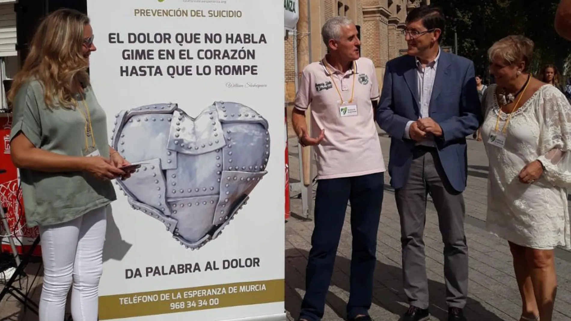 El consejero de Salud, Manuel Villegas (centro), visitó ayer junto con la presidenta del Teléfono de la Esperanza, María Guerrero (dcha.), el estand informativo que esta organización ha instalado en la Plaza Santo Domingo con motivo del Día internacional para la prevención del suicidio