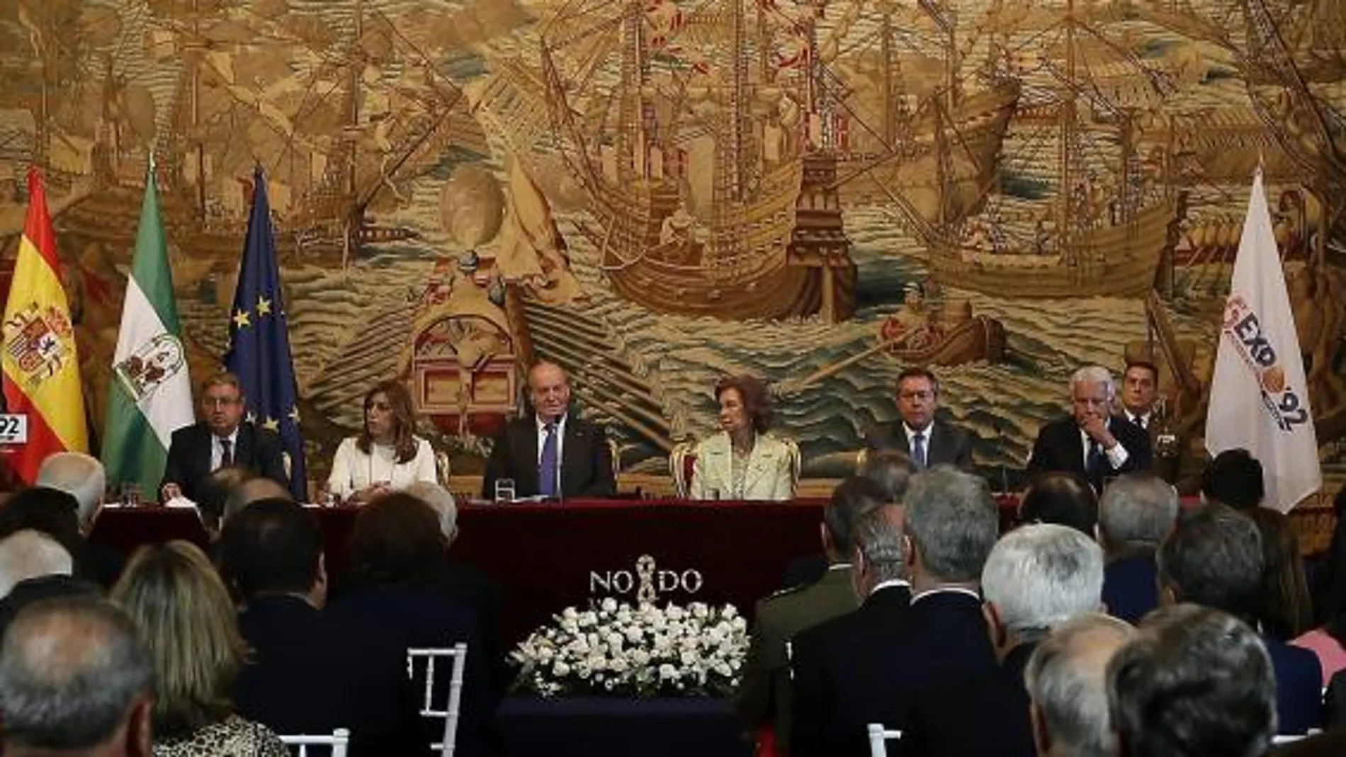 El Rey Juan Carlos y la Reina Sofía, junto al ex presidente Felipe González, Susana Díaz, Juan Ignacio Zoido y Juan Espadas, durante la alocución de Julio Cuesta