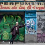 El realizador Terry Gilliam en el barrio del Raval de Barcelona