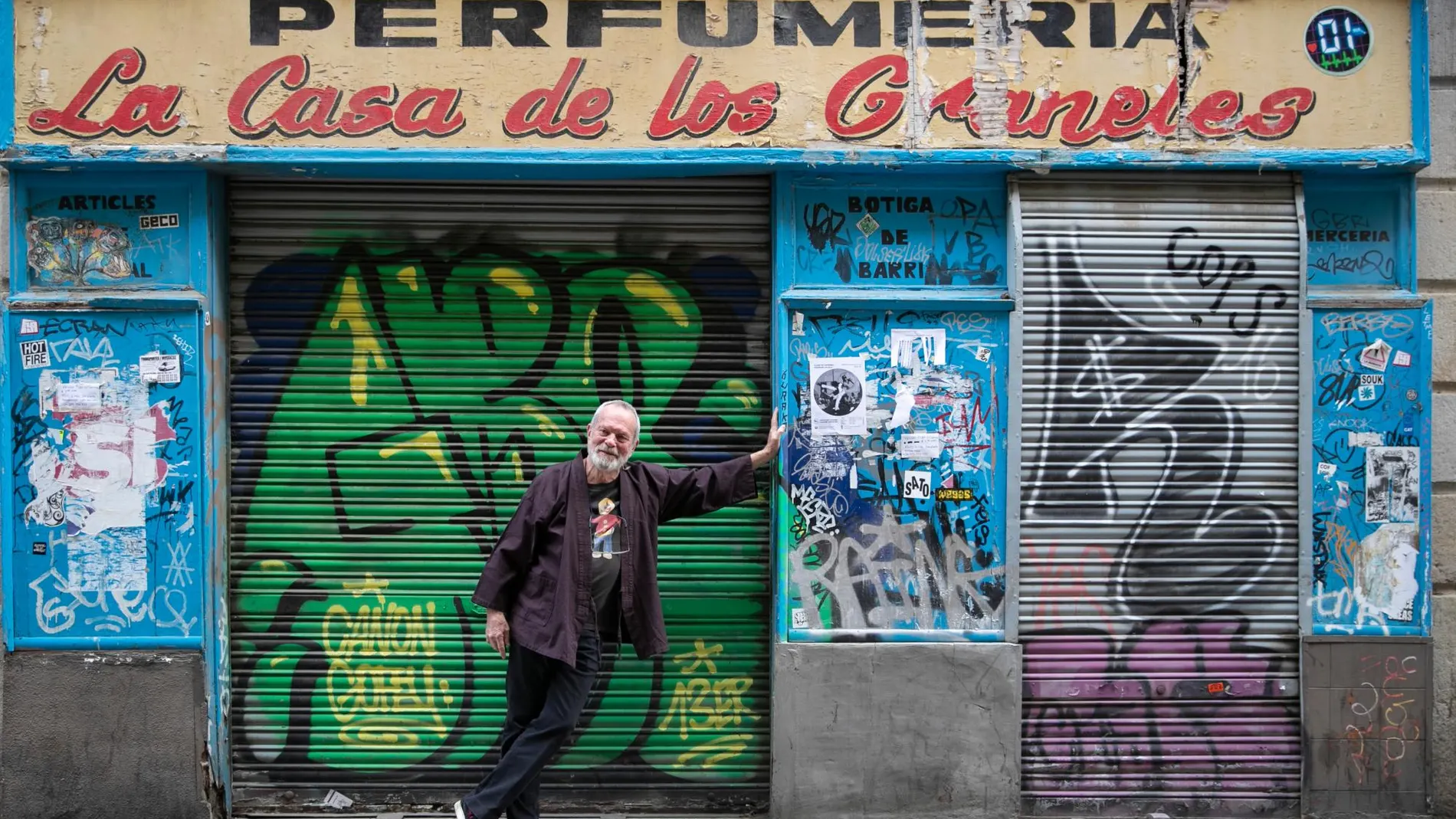 El realizador Terry Gilliam en el barrio del Raval de Barcelona