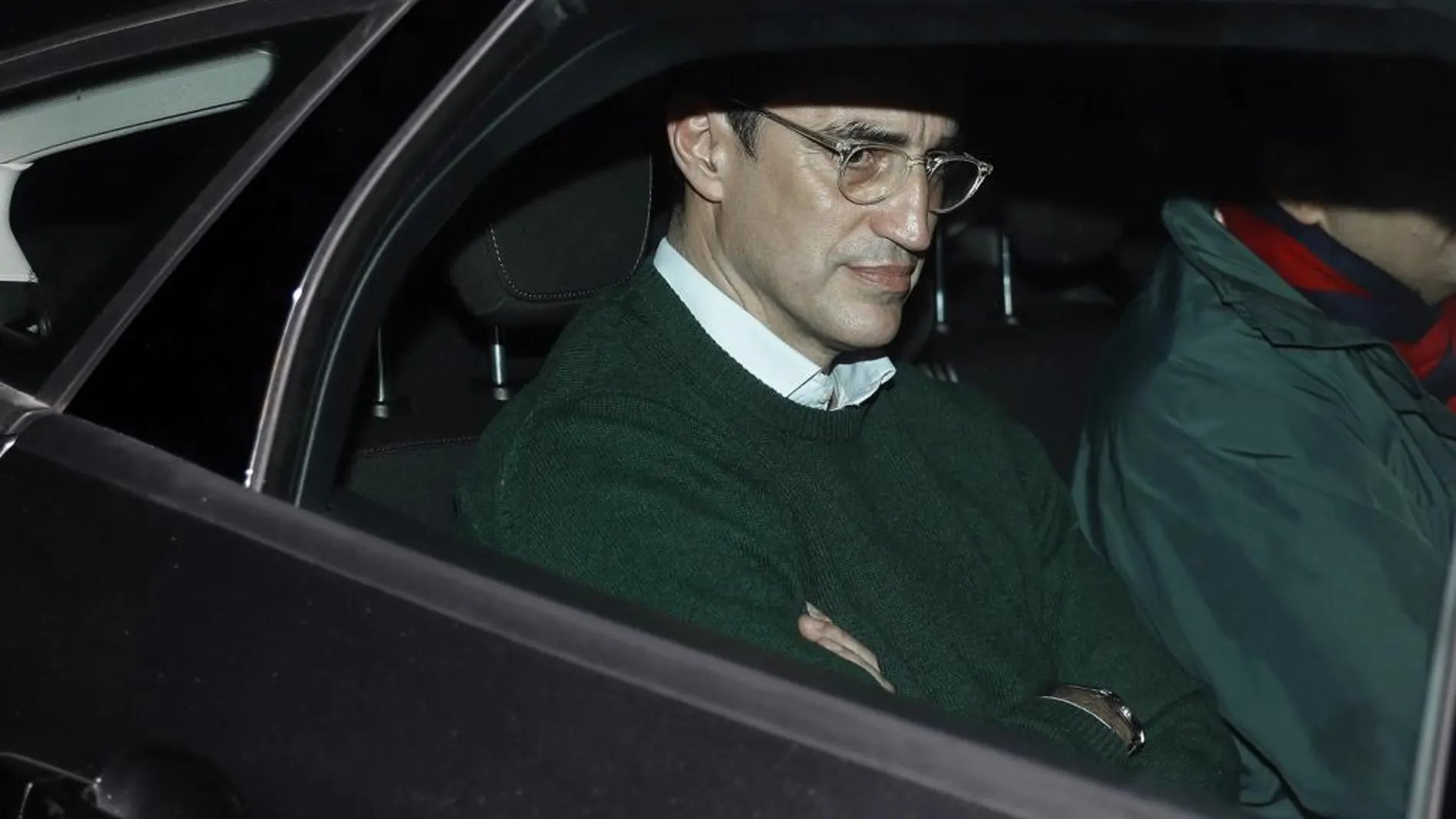 El ex teniente de alcalde de Barcelona Antoni Vives, abandona su casa en un coche policial tras haber sido detenido por la Guardia Civil para registrar su despacho.