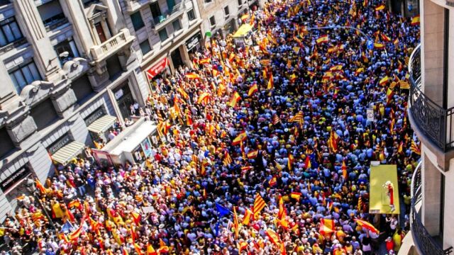 Vista de la manifestación de Barcelona bajo el lema "¡Basta! Recuperemos la sensatez"