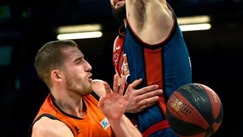 El escolta estadounidense del Valencia Basket, Matt Thomas, ante el pívot francés del Kirolbet Baskonia, Vincent Poirier / Foto: Efe