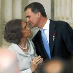 Doña Sofía saluda a su hijo Felipe VI, en una imagen de archivo / Reuters