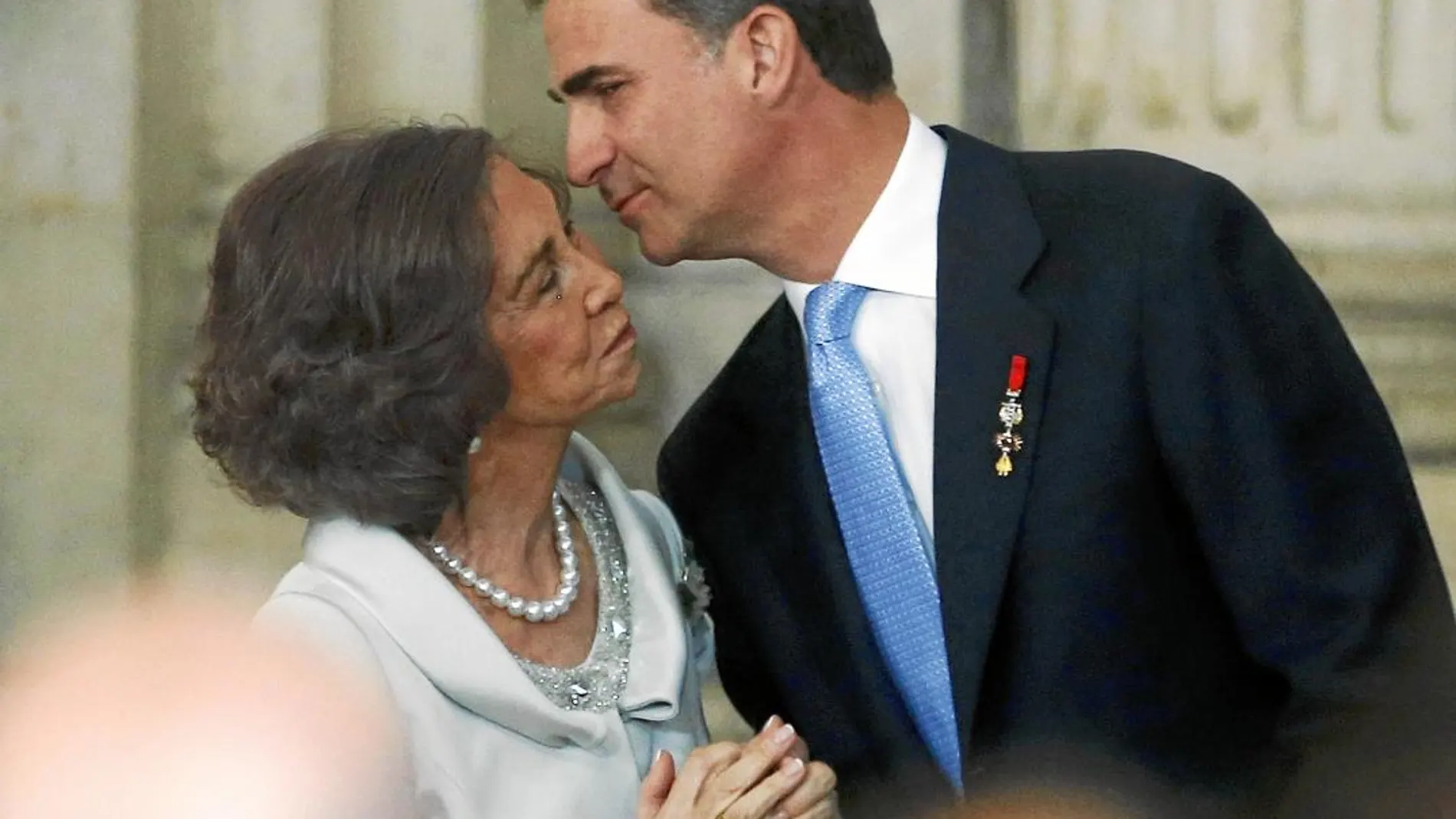 Doña Sofía saluda a su hijo Felipe VI, en una imagen de archivo / Reuters