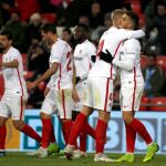 El delantero portugués del Sevilla FC André Silva (d) recibe felicitaciones por marcar el segundo gol de su equipo frente al Athletic Club de Bilbao / Efe