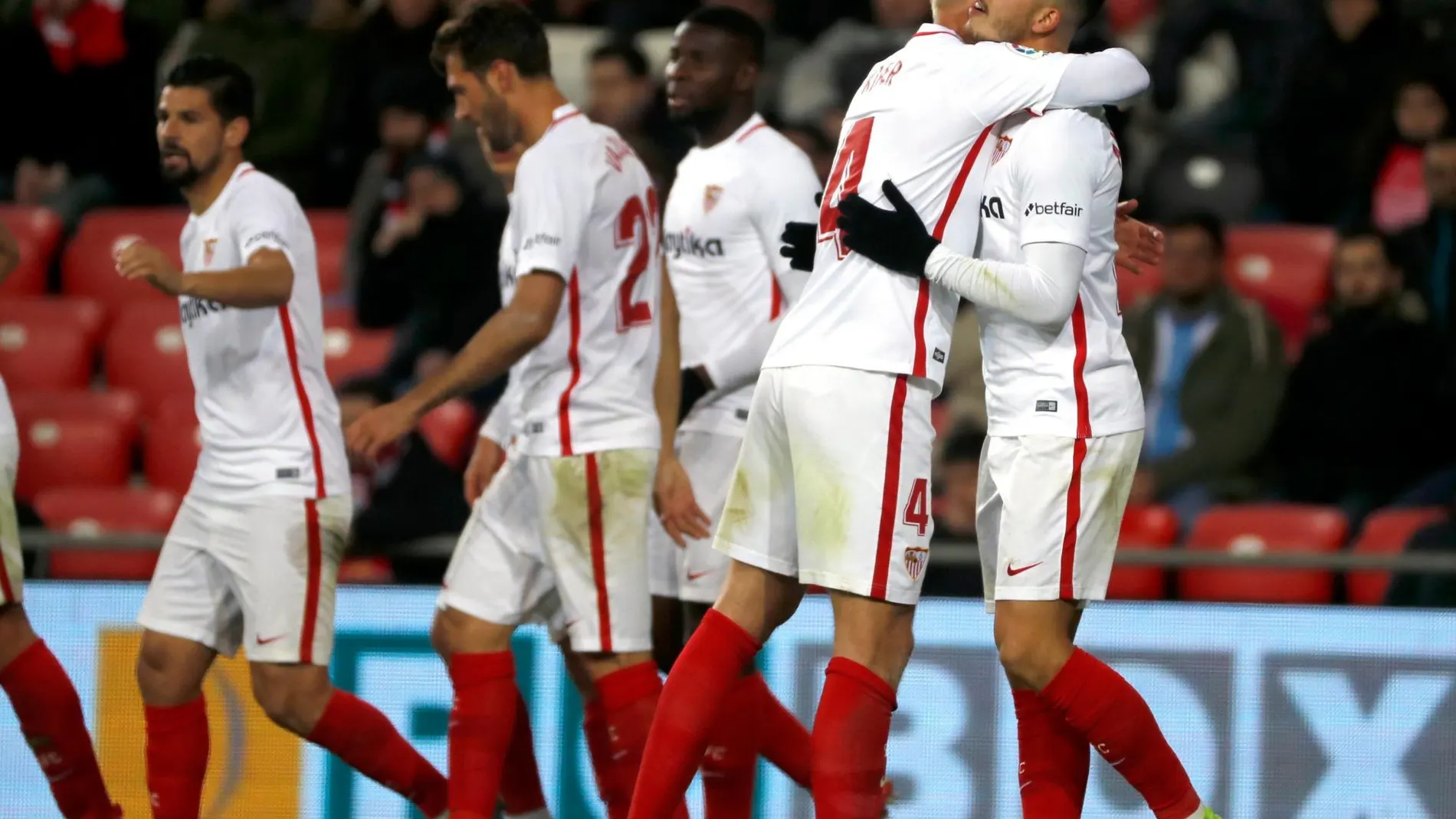 El delantero portugués del Sevilla FC André Silva (d) recibe felicitaciones por marcar el segundo gol de su equipo frente al Athletic Club de Bilbao / Efe