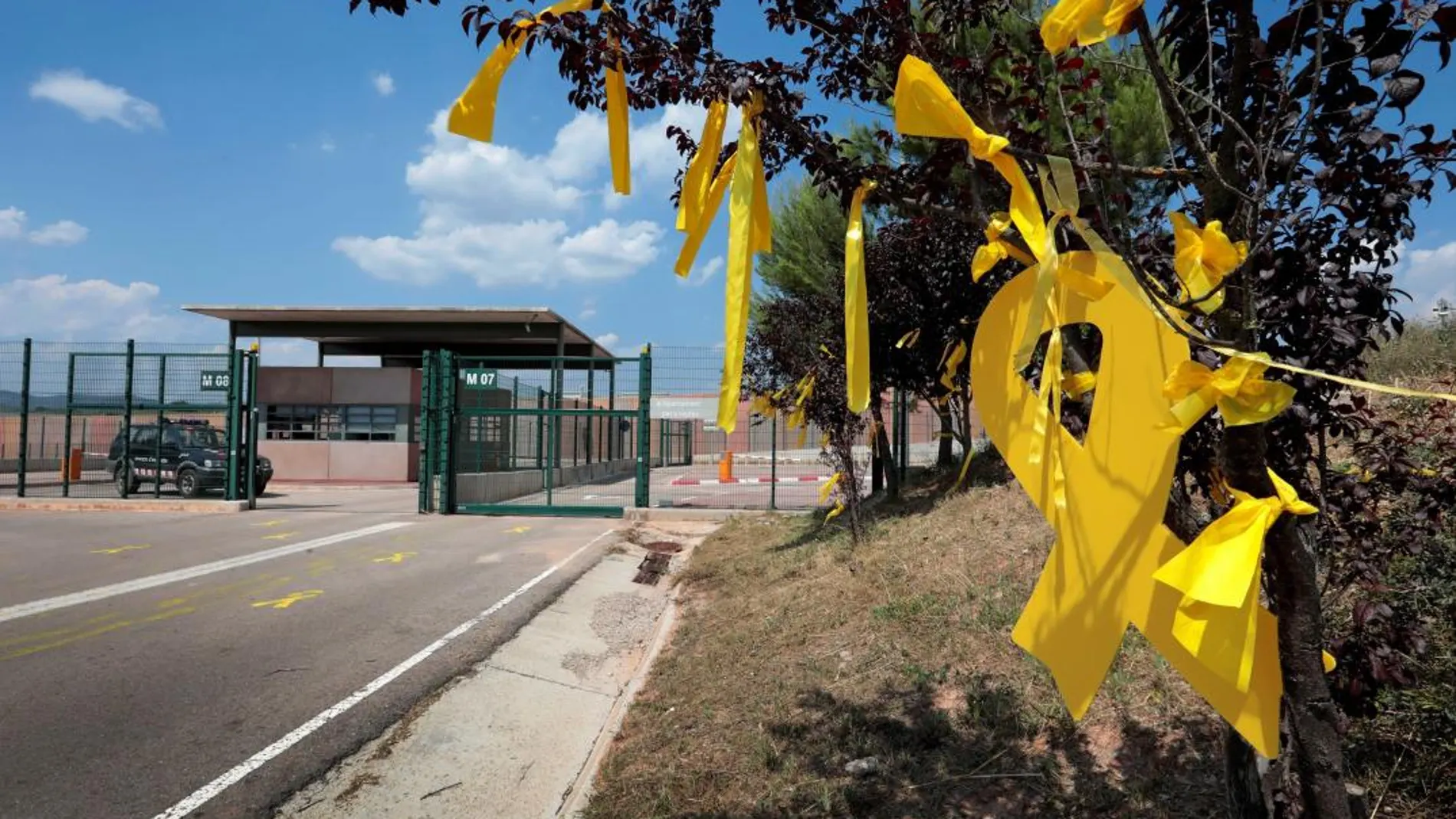 Lazos amarillos en la puerta de la cárcel de Lledoners/Foto: Efe