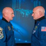Los astronautas Scott y Mark Kelly son gemelos, y serían candidatos perfectos para comprobar experimentalmente la paradoja de los gemelos. Lamentablemente aún no tenemos naves suficientemente potentes como para observar un efecto biológicamente relevante en el ritmo del tiempo.