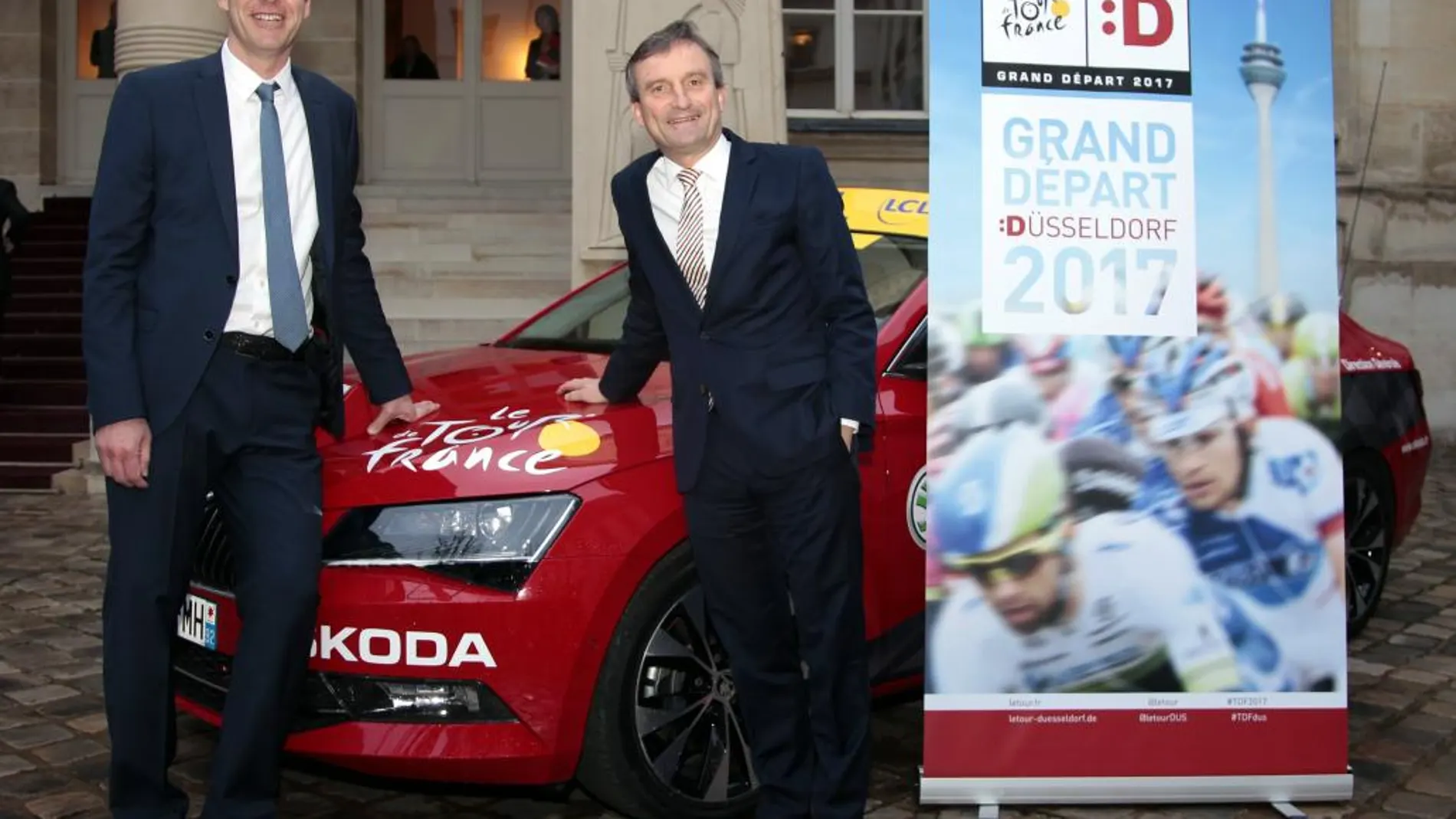 el director general del Tour de Francia, Christian Prudhomme; el alcalde de Düsseldorf, Thomas Geisel, durante la presentación del la Grand Depart del Tour de Francia 2017 en París