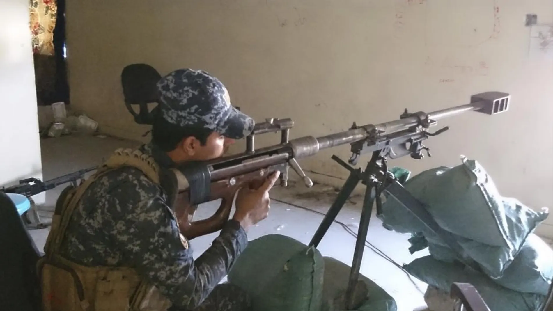 Shaker apunta con su fusil desde un edificio del oeste de Mosul.