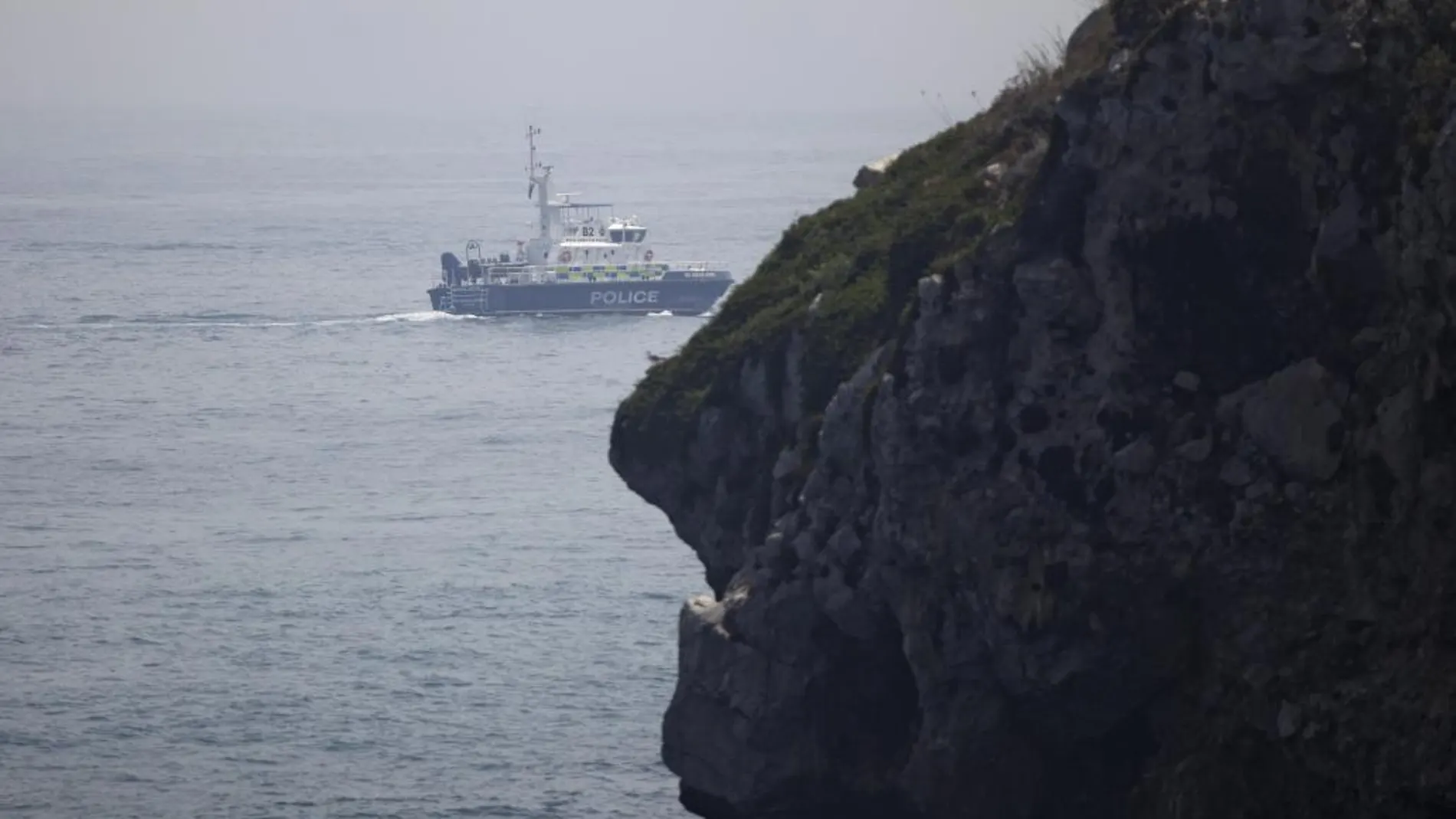Una embarcación de la Policía gibraltareña delante del Peñón