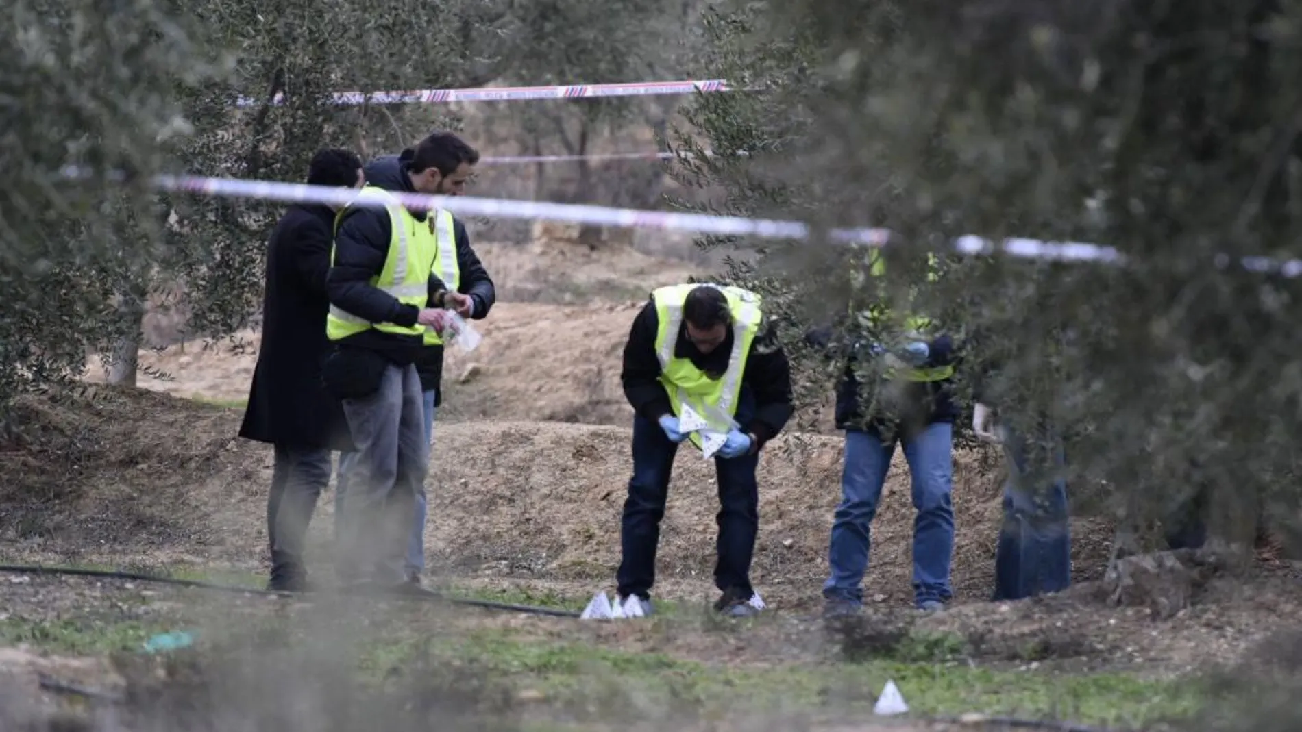 Efectivos de la Policía en el lugar donde el cazador mató a dos agentes rurales en el término de Aspa (Lleida).