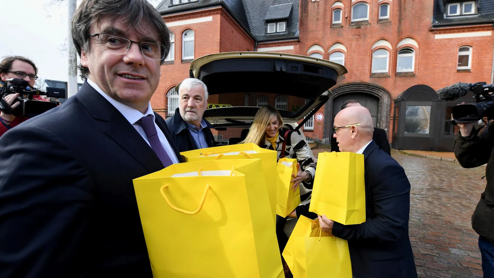 Carles Puigdemont, llevando libros de autores catalanes a la cárcel de Neumuenster (Alemania), donde estuvo detenido en marzo de 2018