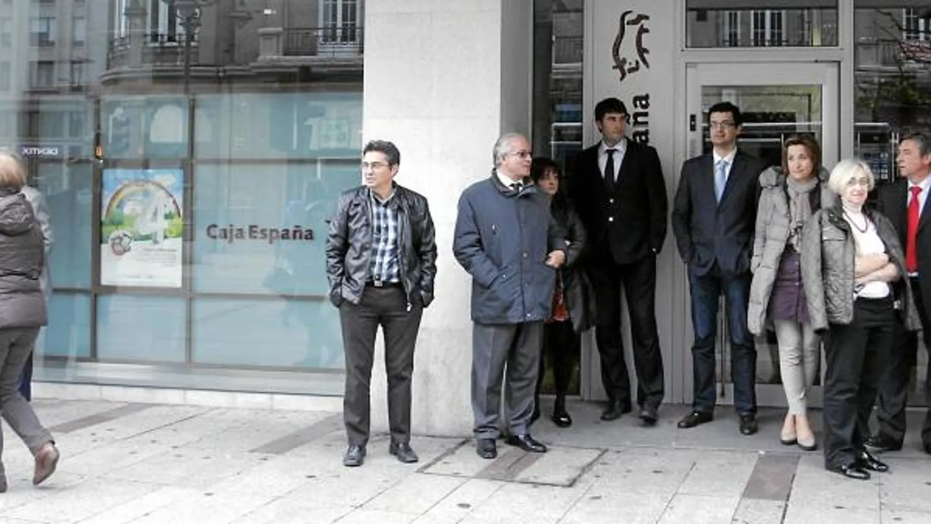 Un grupo de trabajadores de una sucursal de Caja España, en León, secunda el paro de las 12 horas, en el día de aye