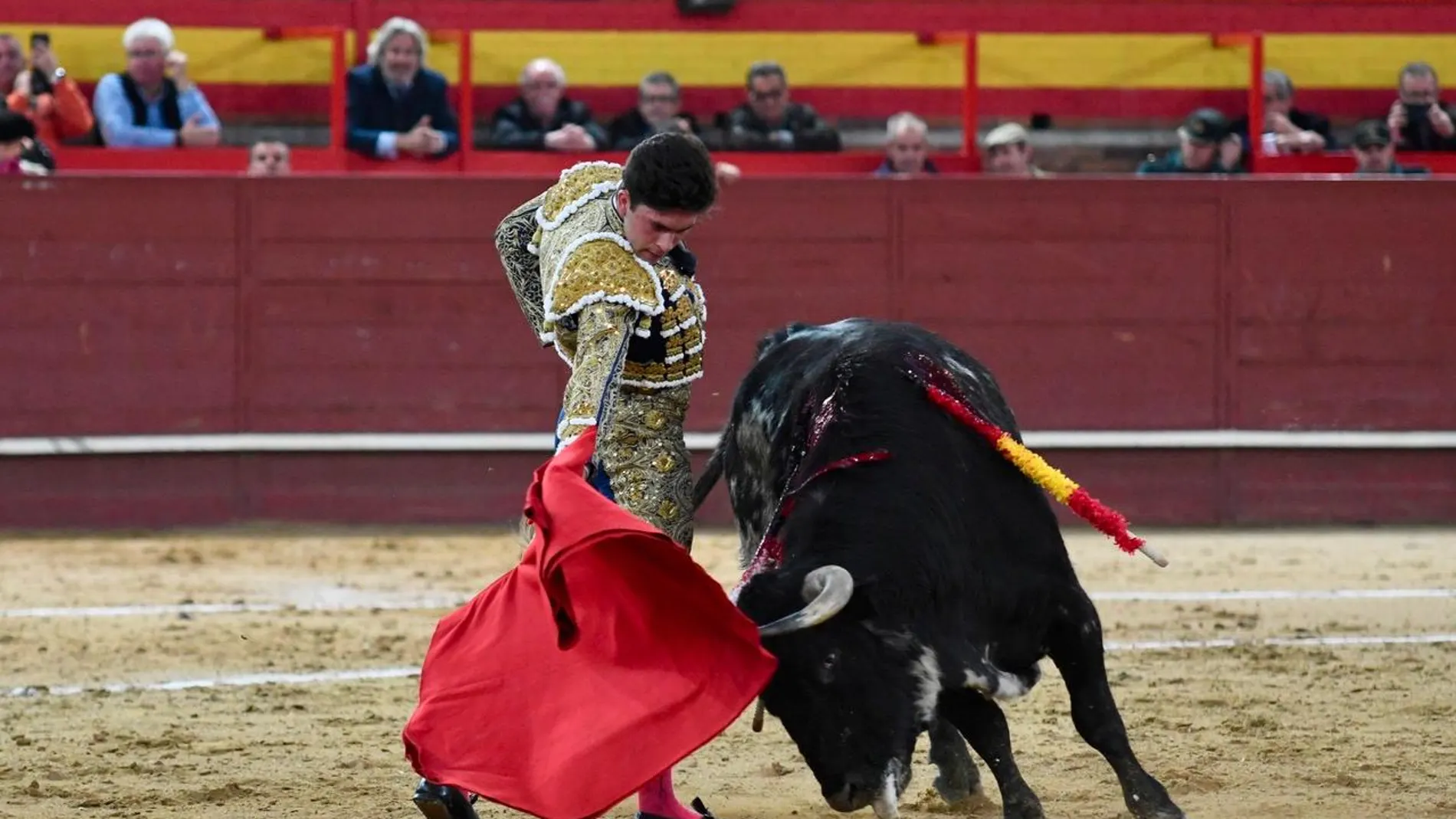 El novillero firmó una gran labor por la que paseó tres trofeos