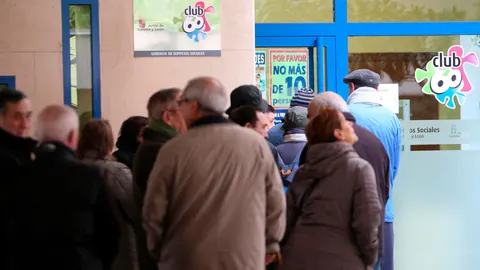 Colas a las puertas de la oficina del Club de los 60 en Valladolid