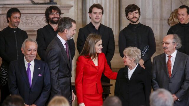 Los Reyes Felipe y Letizia conversan con la actriz Concha Velasco