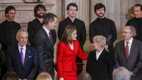Los Reyes Felipe y Letizia conversan con la actriz Concha Velasco