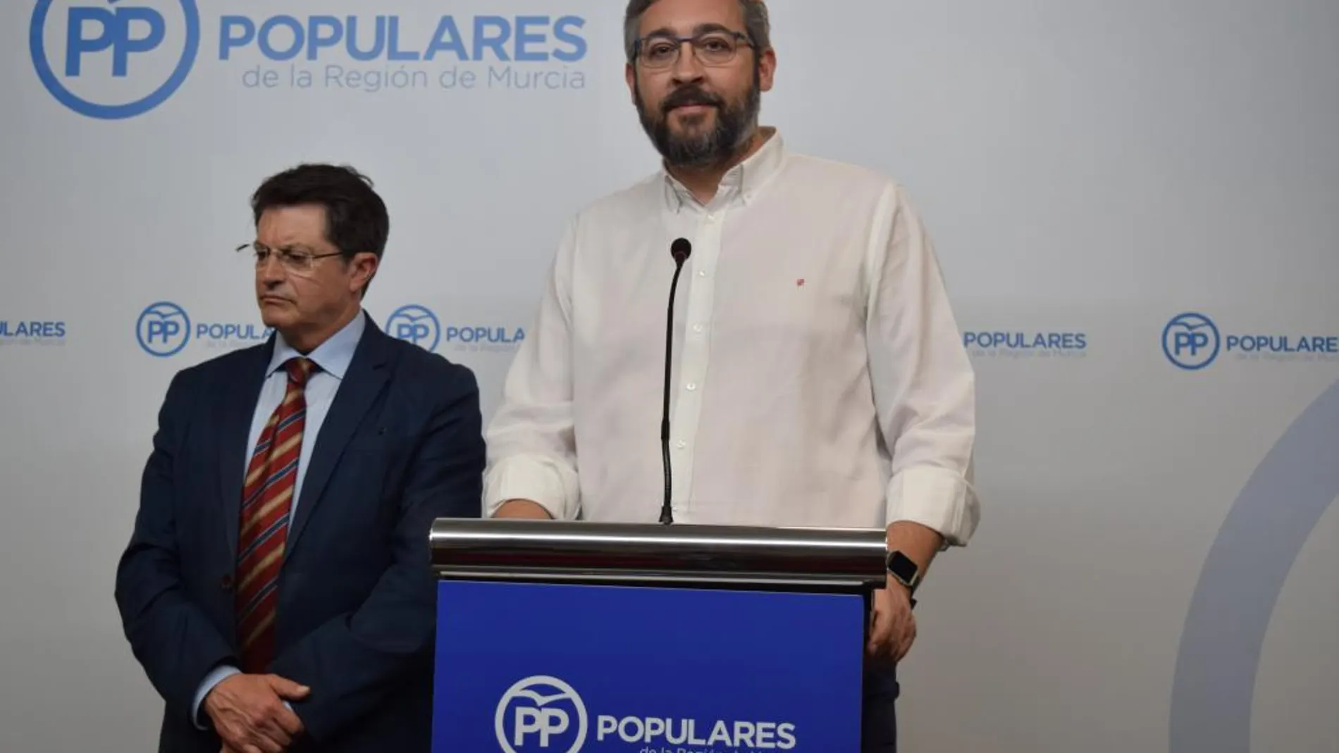 Francisco Jódar (izda.) y Víctor Martínez (dcha.), ayer en la sede parlamentaria del PP