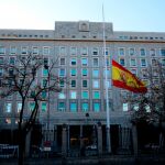 Bandera a media asta en el Ministerio en 2018